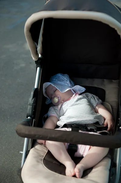 Slapende baby in de kinderwagen — Stockfoto
