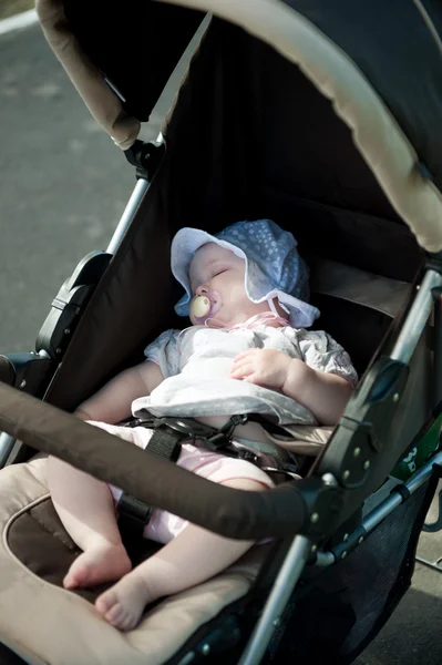Спящий ребенок в коляске — стоковое фото