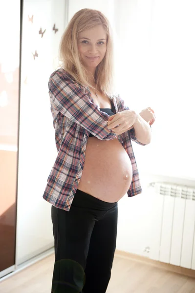 Zwangere dressing — Stockfoto
