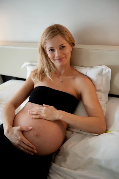 Donna incinta a letto — Foto Stock