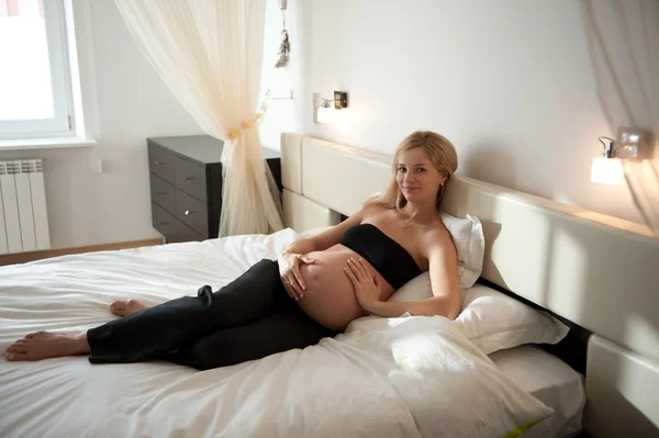 Schwangere Frau im Bett — Stockfoto