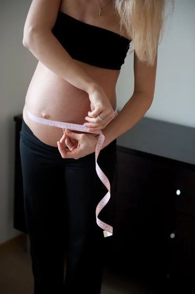 Ventre et ruban à mesurer de la grossesse — Photo