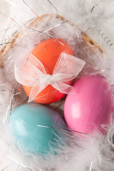 Ovos de Páscoa coloridos sobre fundo de penas — Fotografia de Stock