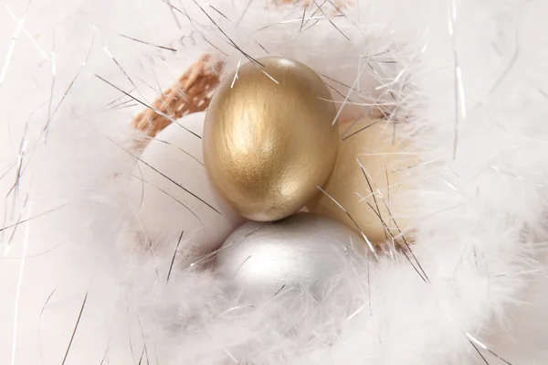 Великодні яйця на фоні хутра — стокове фото