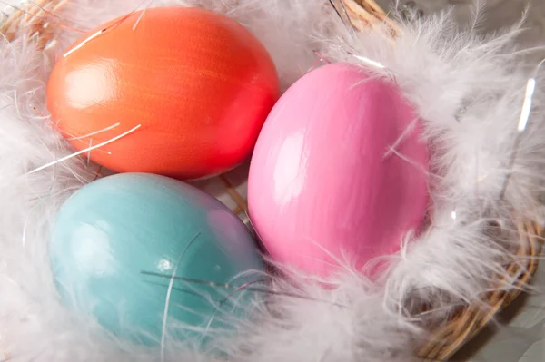 Цветные пасхальные яйца на фоне перьев — стоковое фото