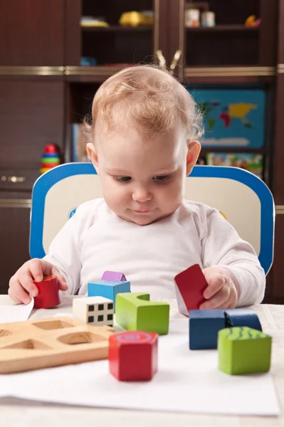 Ребенок с игрушечными блоками — стоковое фото