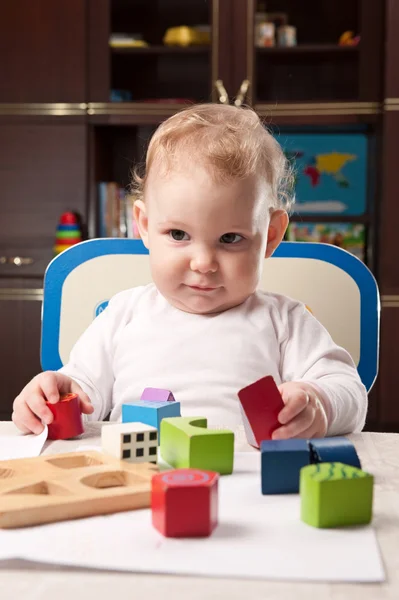 Ребенок с игрушечными блоками — стоковое фото