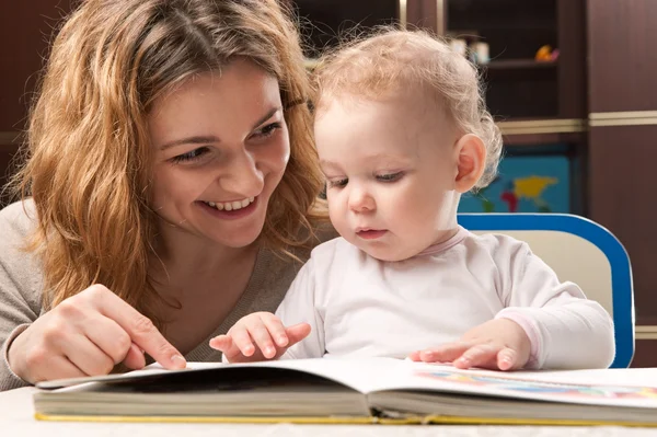 母亲和婴儿阅读 图库照片