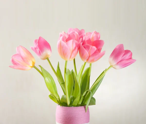 Růžové tulipány ve váze — Stock fotografie