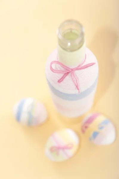 Yarn wrapped bottle and Easter eggs — Stock Photo, Image