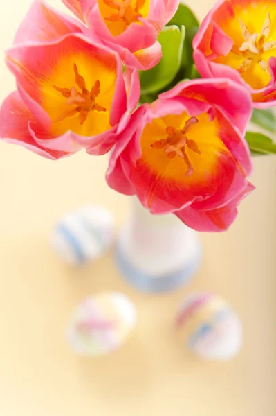 Tulipanes rosados, huevos de Pascua y botella envuelta en hilo — Foto de Stock