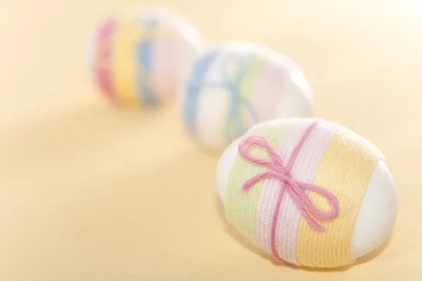 条纹的纱包裹的复活节彩蛋 — 图库照片