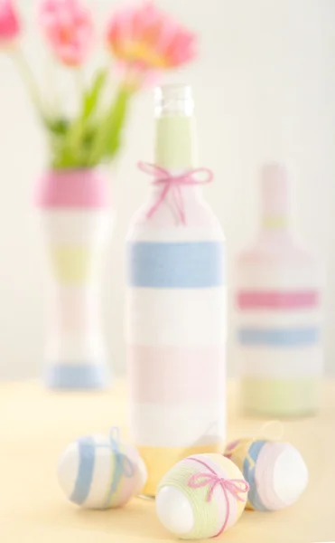 Tulipas cor-de-rosa, ovos de Páscoa e garrafa de fios — Fotografia de Stock