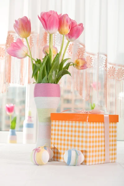 Рожеві тюльпани у вазі — стокове фото