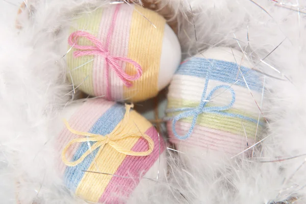 Fonal csomagolva húsvéti tojás — Stock Fotó