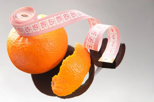 Orangenschale und Maßband — Stockfoto