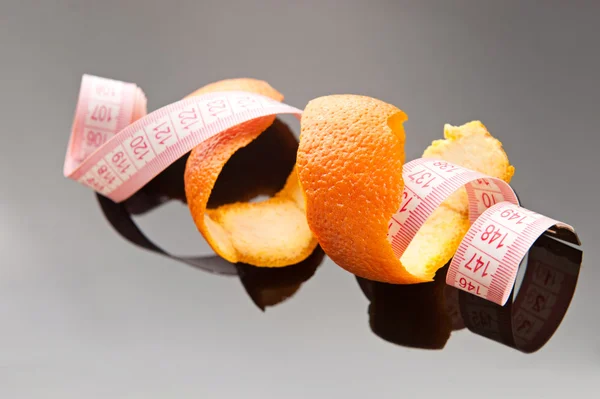 Orange peel and measuring tape — Zdjęcie stockowe
