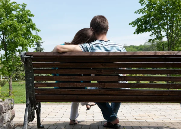 在长凳上对年轻夫妇 — 图库照片
