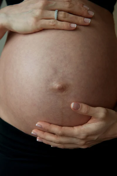 Primer plano del vientre embarazada — Foto de Stock