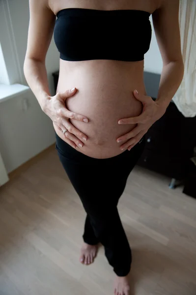 Primer plano del vientre embarazada — Foto de Stock