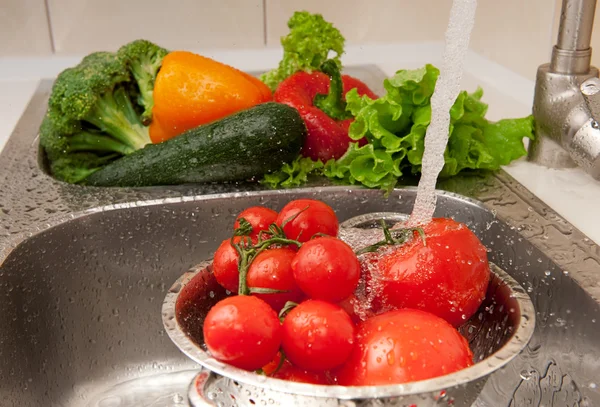 Splashing vegatables — Stock Photo, Image
