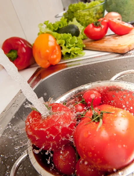 Salpicar tomates —  Fotos de Stock