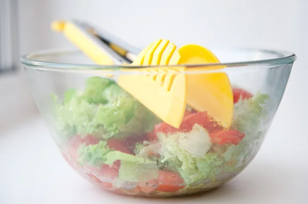 Prato de salada de vidro com tong — Fotografia de Stock