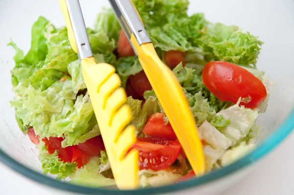 Plat à salade en verre avec pince — Photo