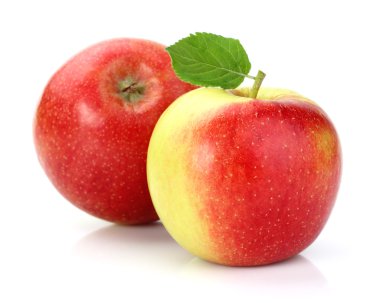 Olgun elma yaprak ile