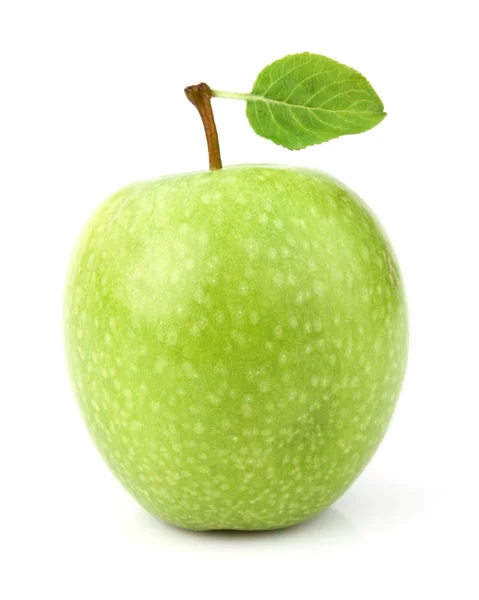 Зеленое яблоко с листьями — стоковое фото