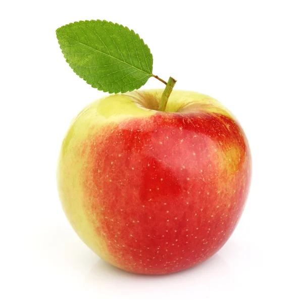 Спелое яблоко с листом — стоковое фото