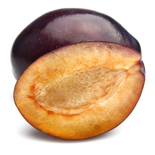 Prune douce avec la moitié de la prune — Photo