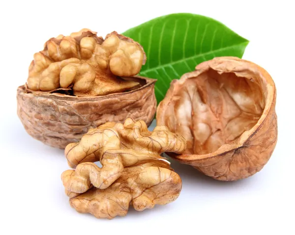 Орехи с листьями — стоковое фото