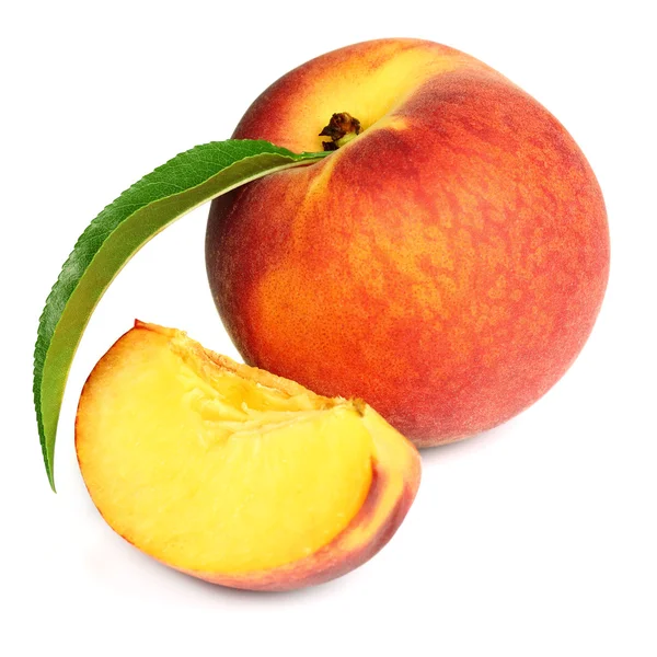 Свежий персик с ломтиком — стоковое фото