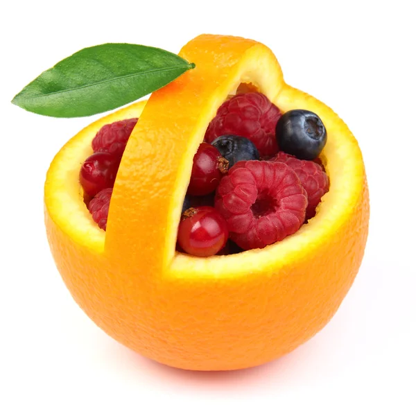 Апельсиновая корзина со свежими ягодами — стоковое фото