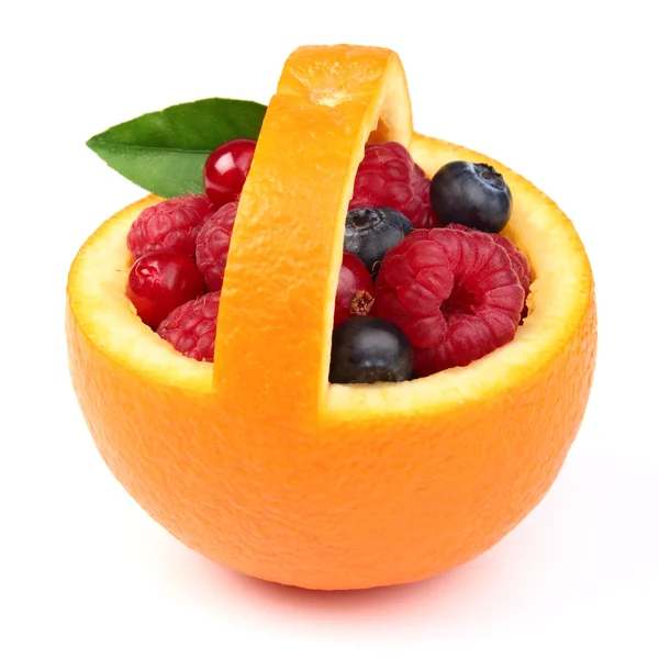 Orangenkorb mit Beeren — Stockfoto