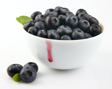 Beyaz bir tabak içinde taze berry