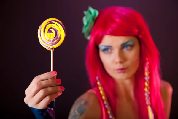 Tjejen med rosa hår håller lollipop — Stockfoto