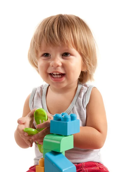 Küçük çocuk legolarla oynuyor gülüyor — Stok fotoğraf