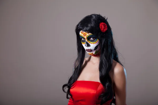 Cráneo de azúcar chica en vestido rojo — Foto de Stock