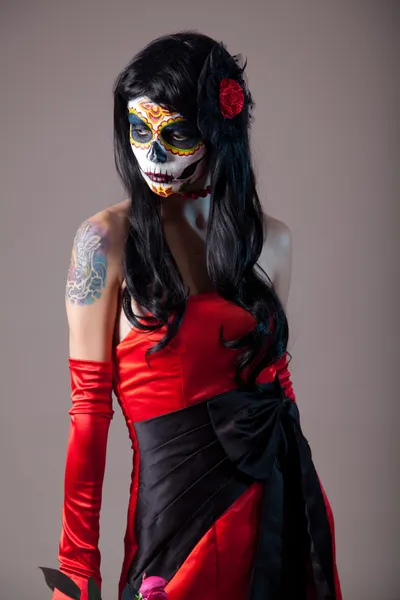 Cráneo de azúcar chica en vestido de noche rojo — Foto de Stock