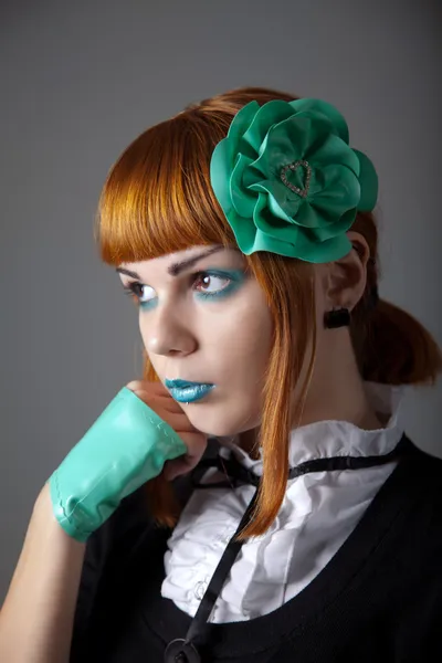 Portrét ženy mladá zrzka s modrými make-up — Stock fotografie