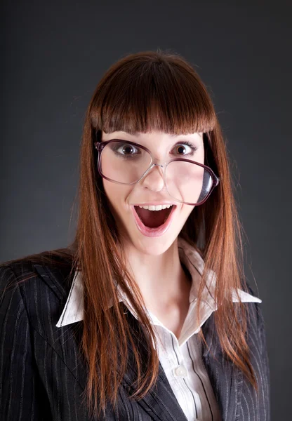 Empresária engraçada em óculos à moda antiga — Fotografia de Stock