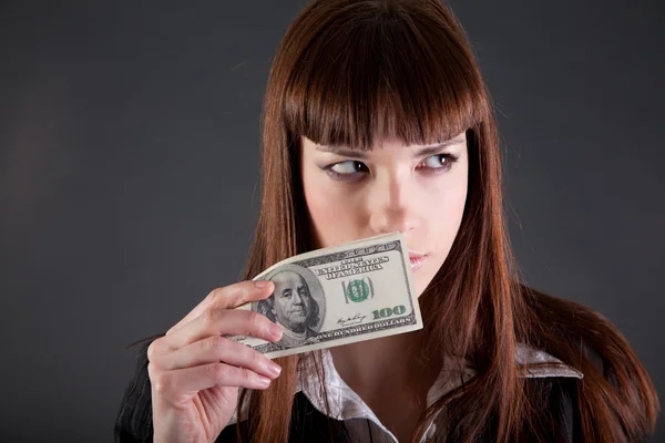 Allvarliga letar affärskvinna med dollar — Stockfoto