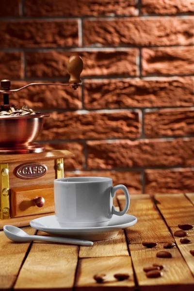 コーヒー グラインダーとテーブルの上にカップ — ストック写真