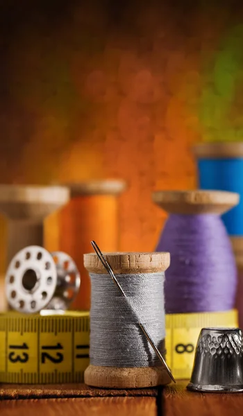 Набір швейних виробів на дерев'яному столі — стокове фото