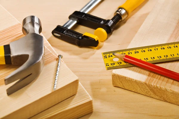 Zusammensetzung der Werkzeuge auf Holztisch — Stockfoto