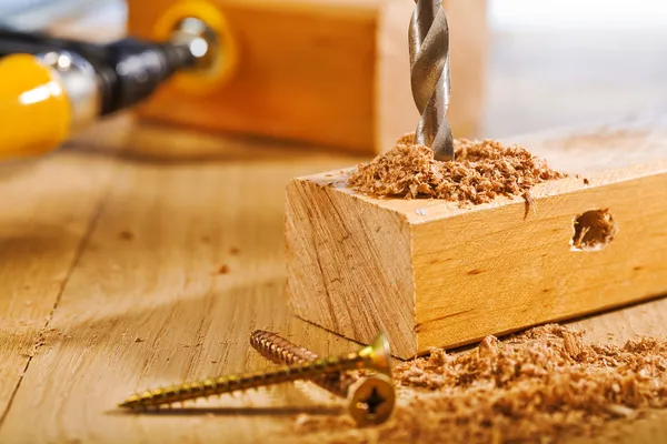 Сверление деревянной доски — стоковое фото