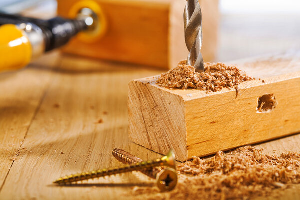 сверление деревянной доски
