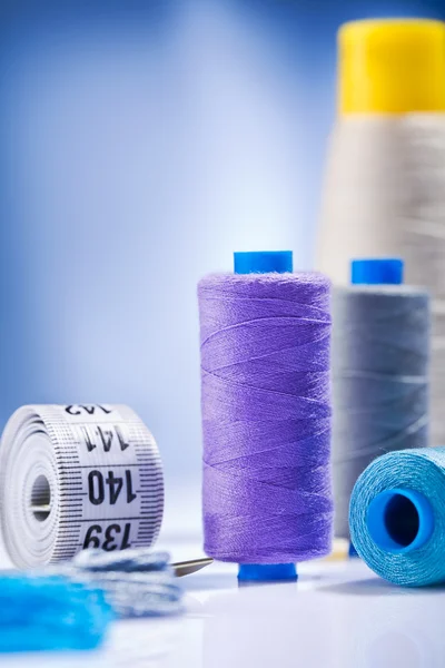 Hilos de coser y rollo de cinta — Foto de Stock